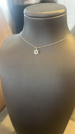 Collana in oro e brillanti con stella