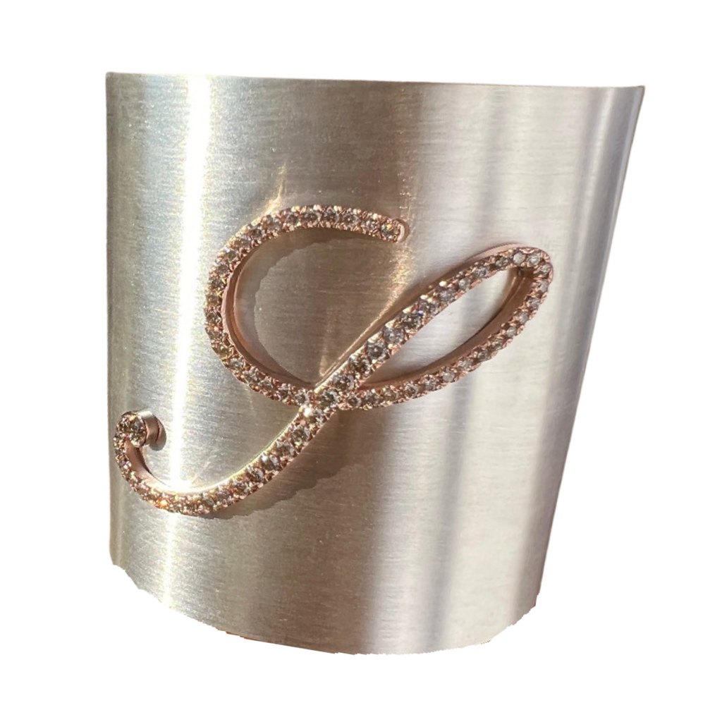 Bracciale con lettera in oro rosa e brillanti champagne