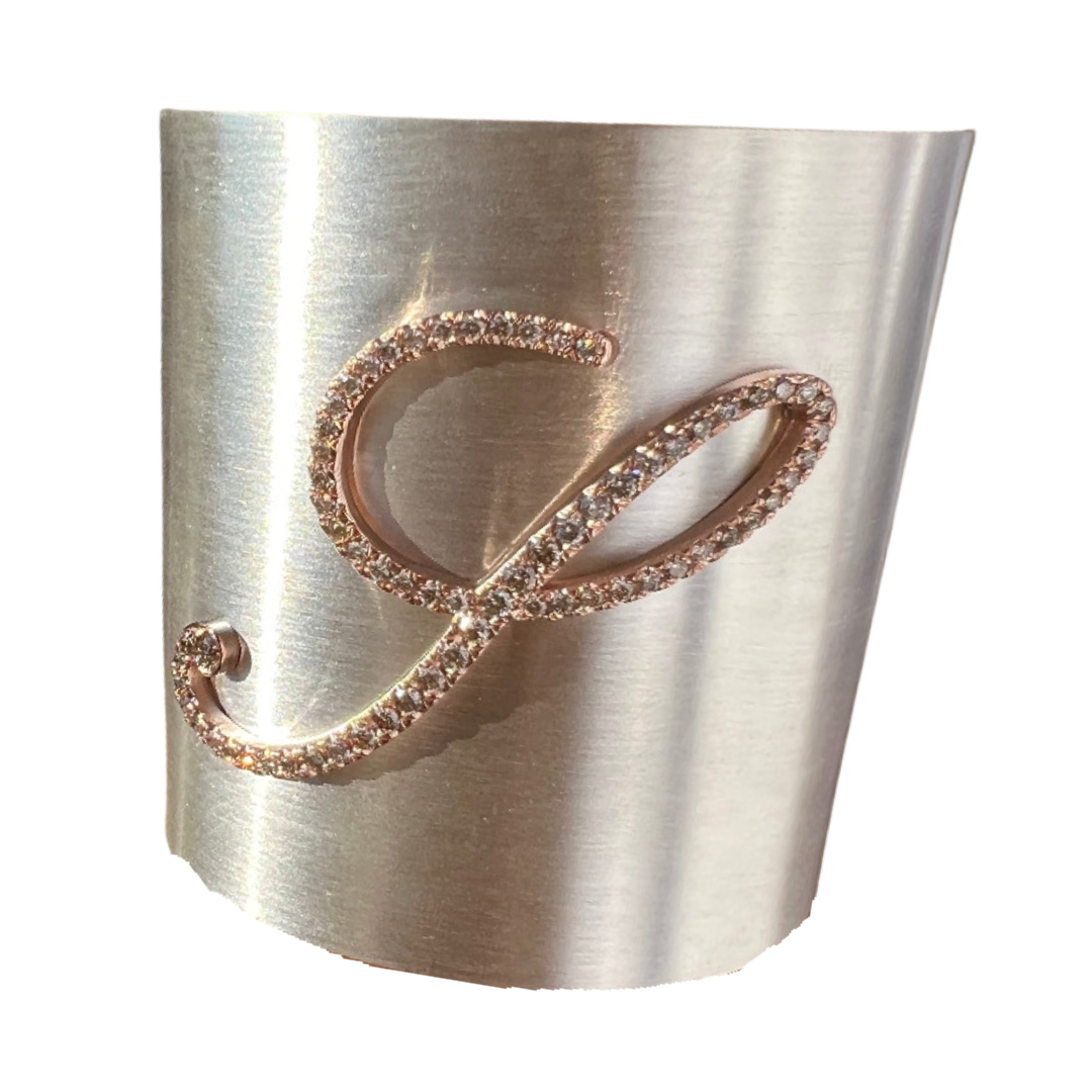 Bracciale con lettera in oro rosa e brillanti champagne