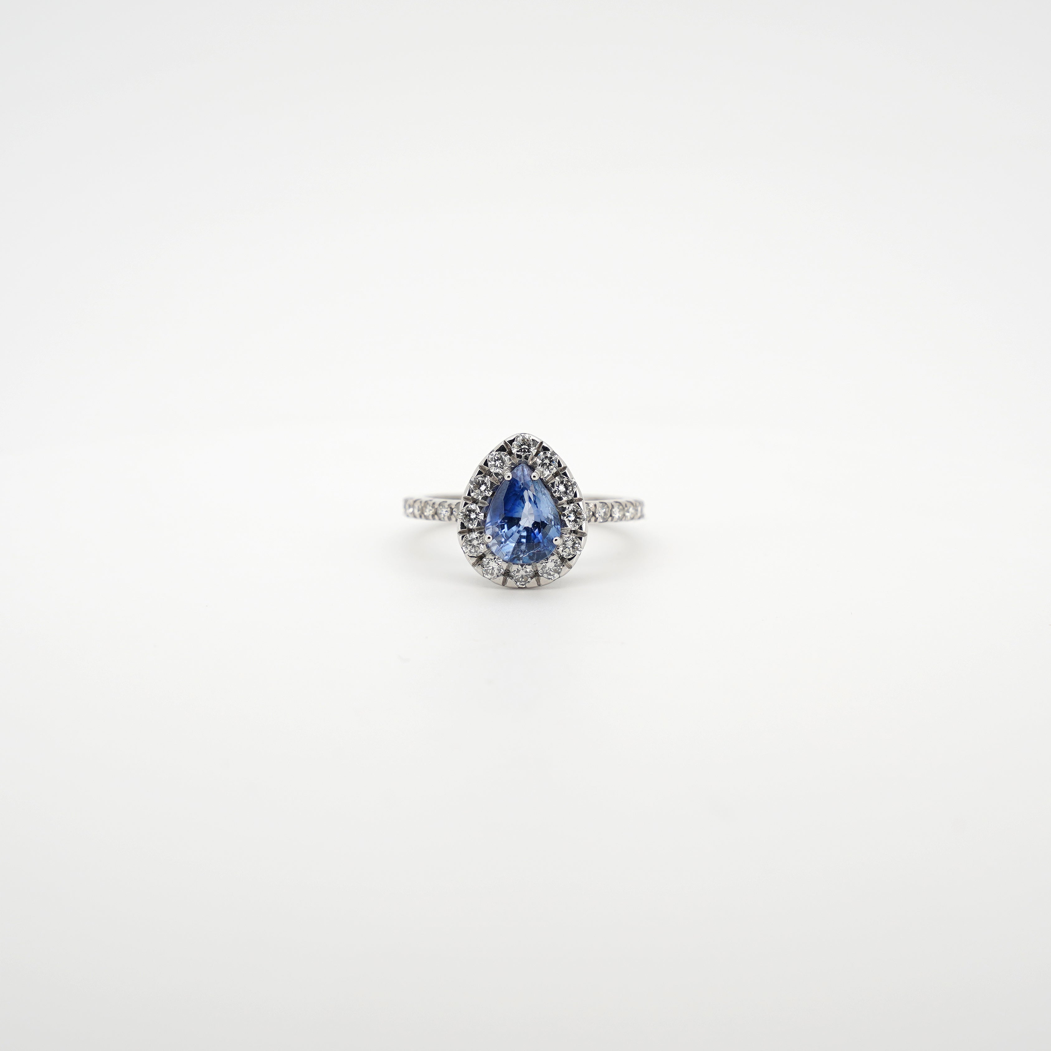 Anello con zaffiro a goccia