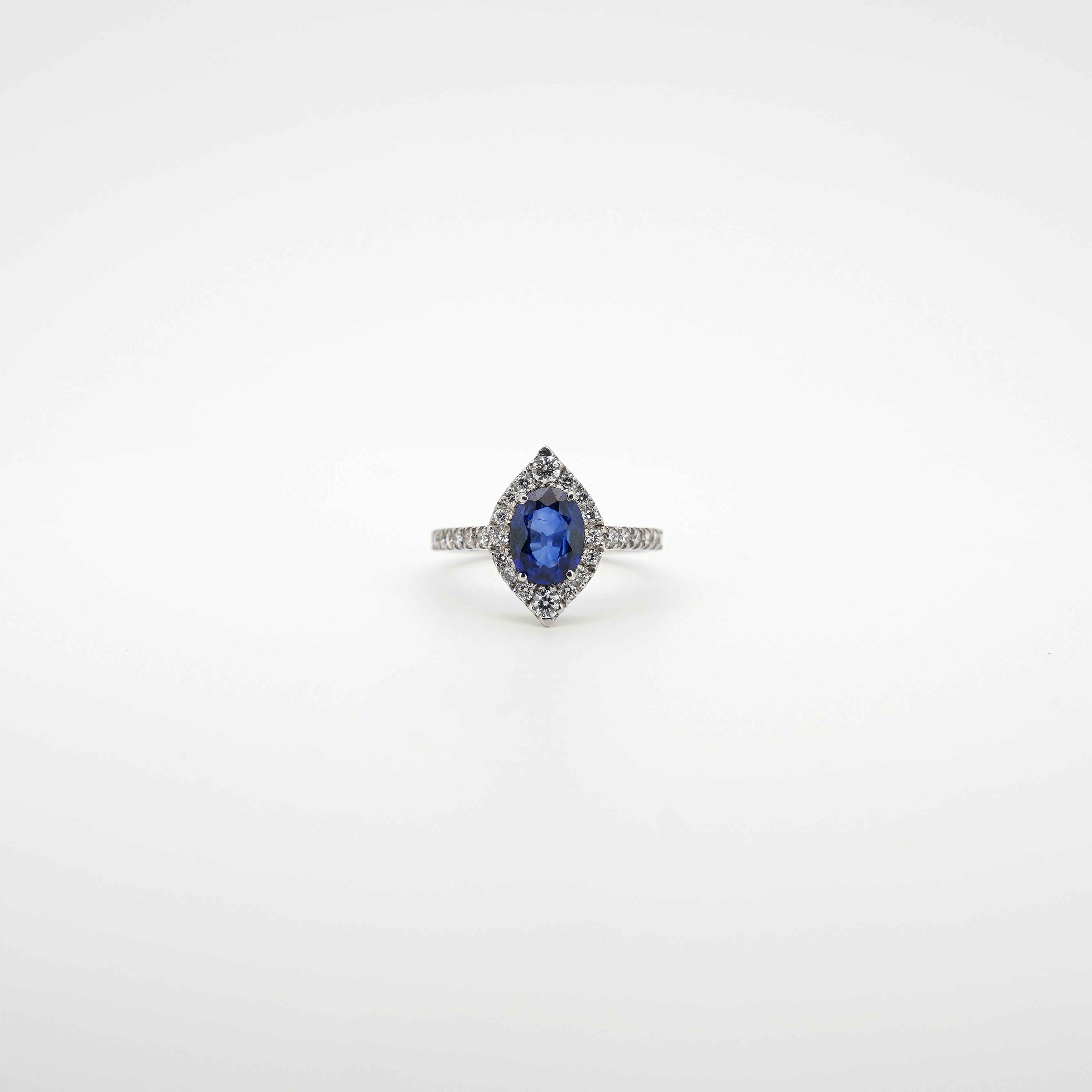 Anello con zaffiro ovale