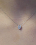 Collana con ciondolo a forma di foglia