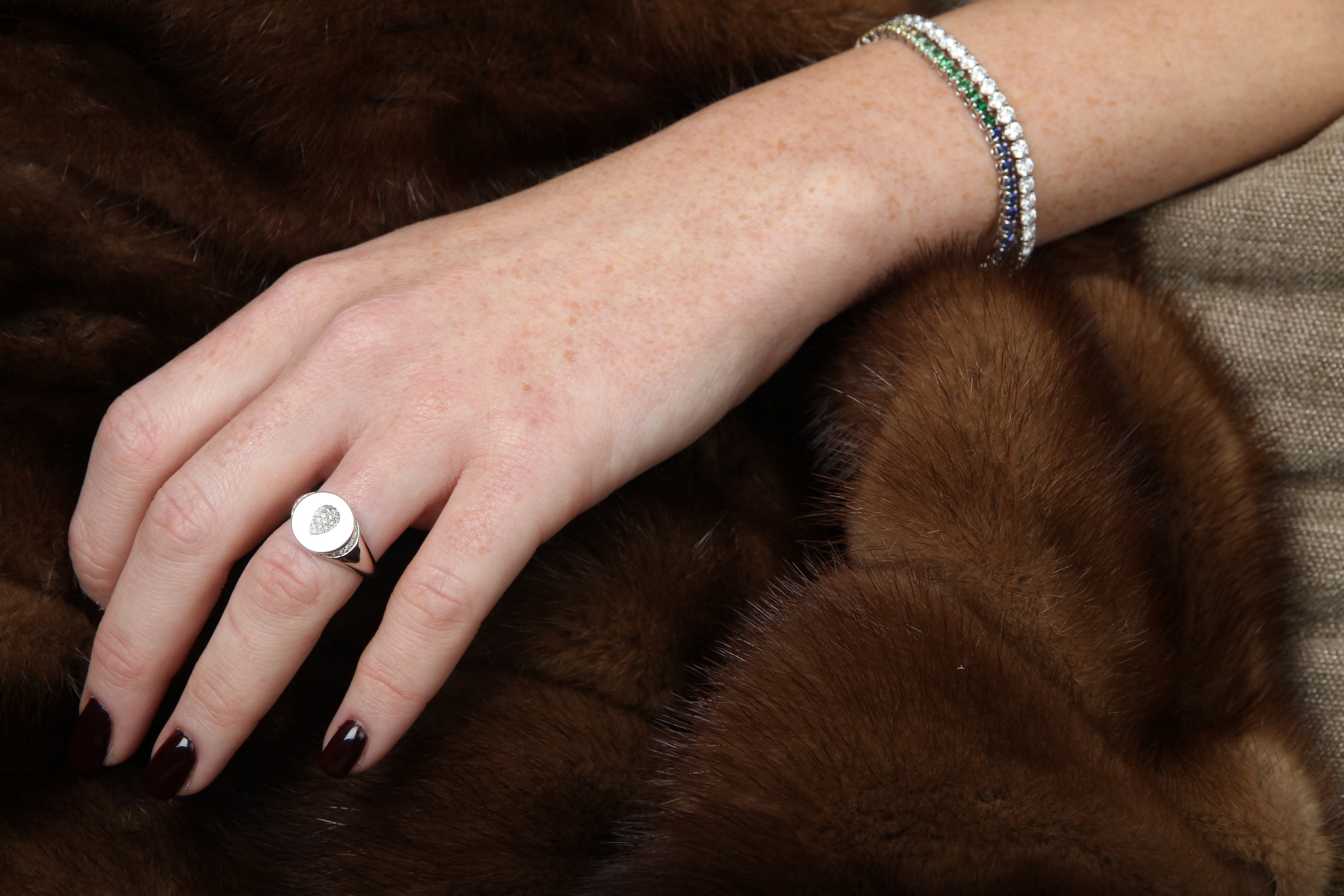 Anello da mignolo con goccia