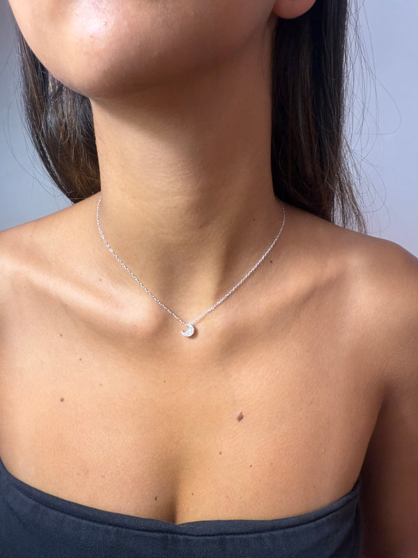 Collana con ciondolo a forma di mezza luna