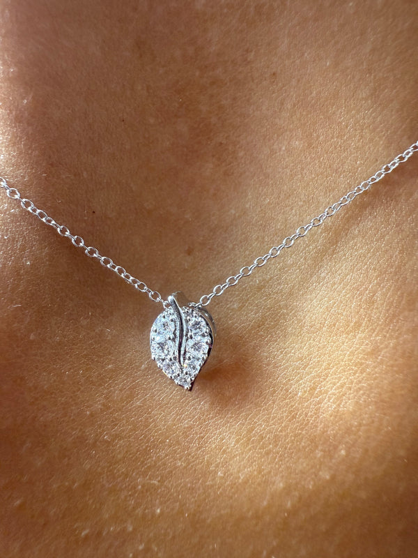 Collana con ciondolo a forma di foglia