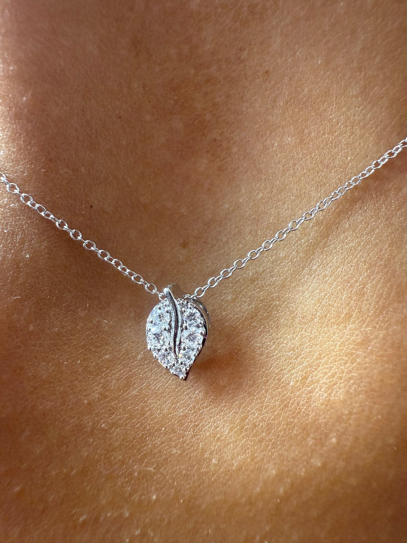 Collana con ciondolo a forma di foglia