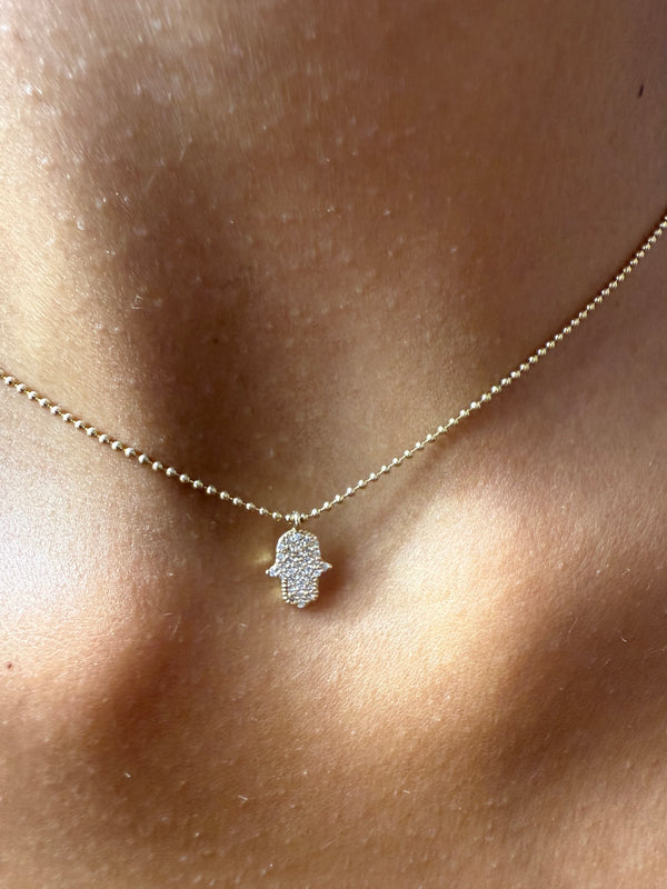 Collana con mano portafortuna
