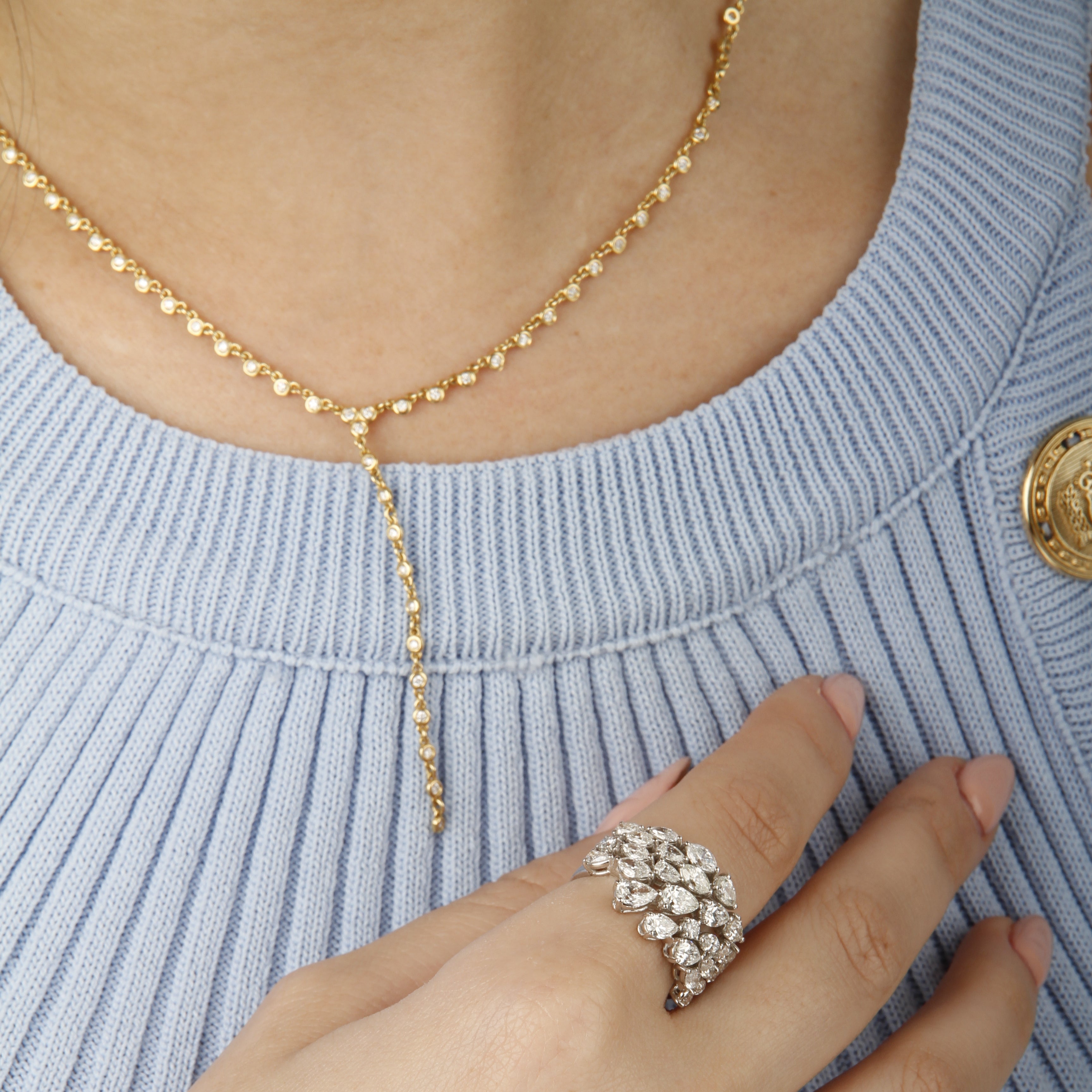 Collana con brillanti, fino alla scollatura