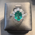 Anello con smeraldo ovale