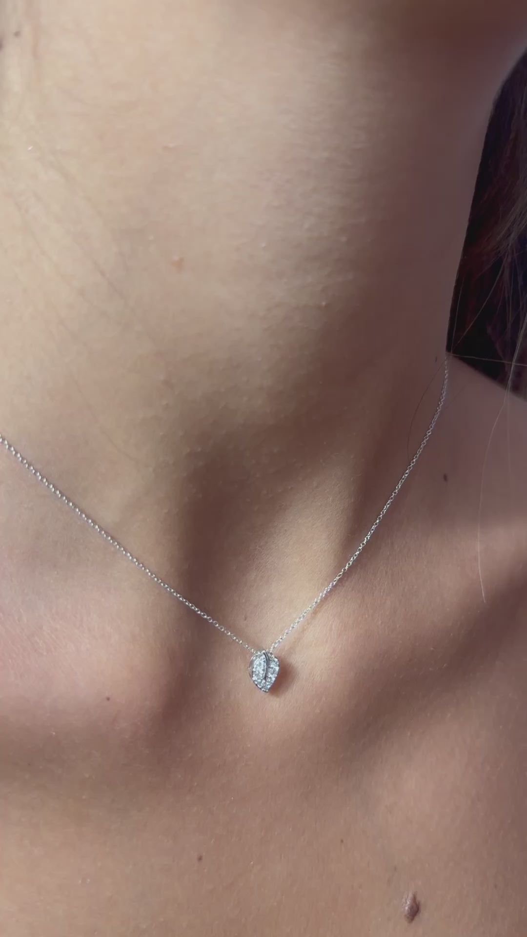 Collana con ciondolo a forma di foglia