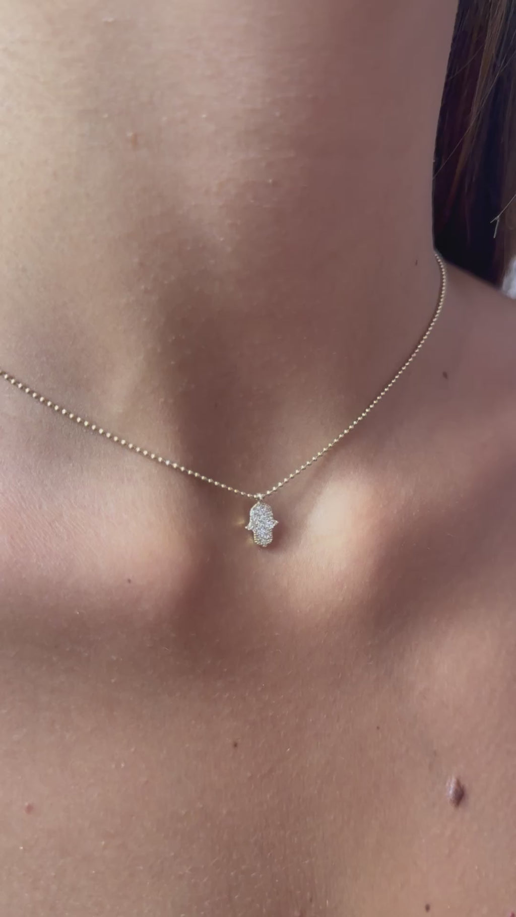 Collana con mano portafortuna