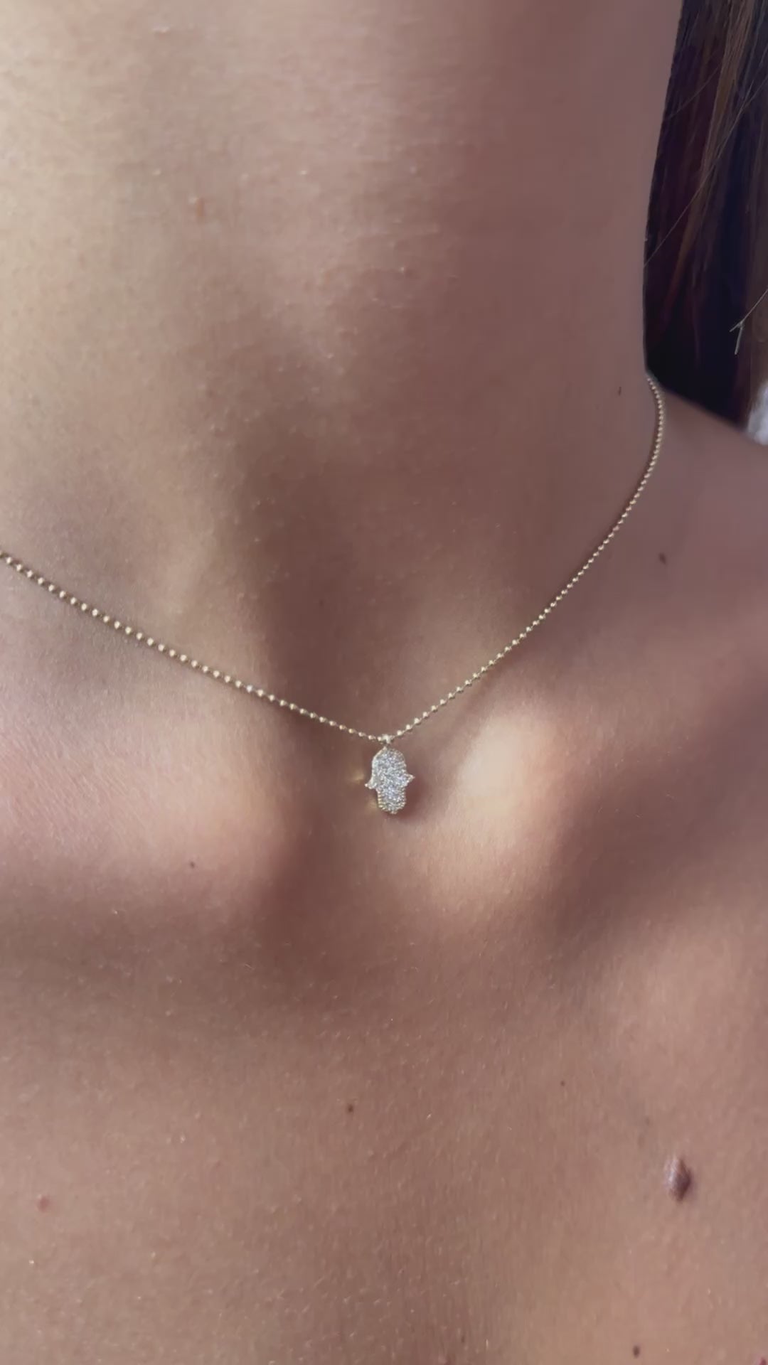 Collana con mano portafortuna