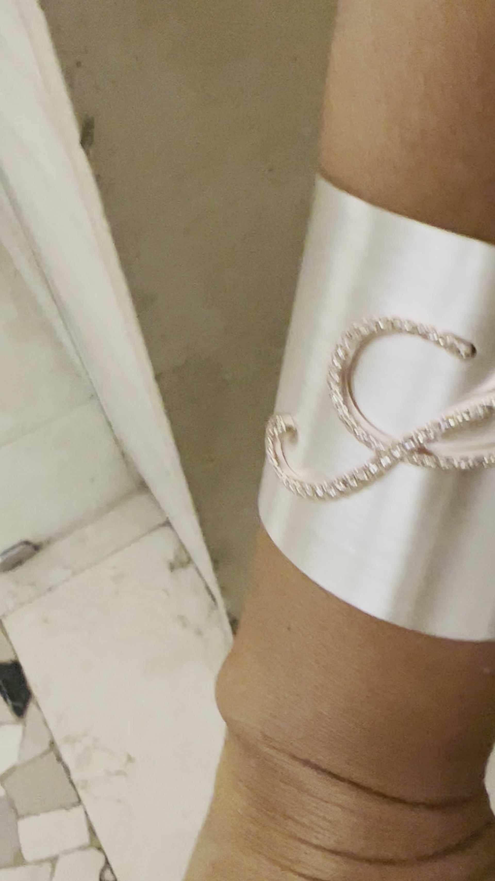 Bracciale con lettera in oro rosa e brillanti champagne