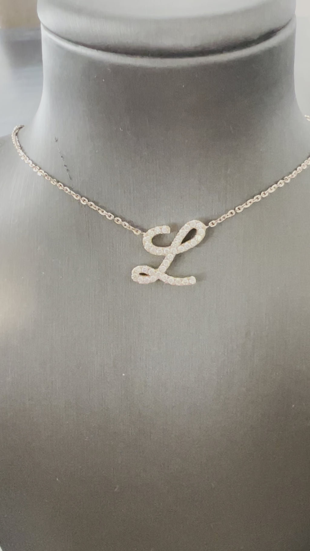 Collana con lettera grande in corsivo