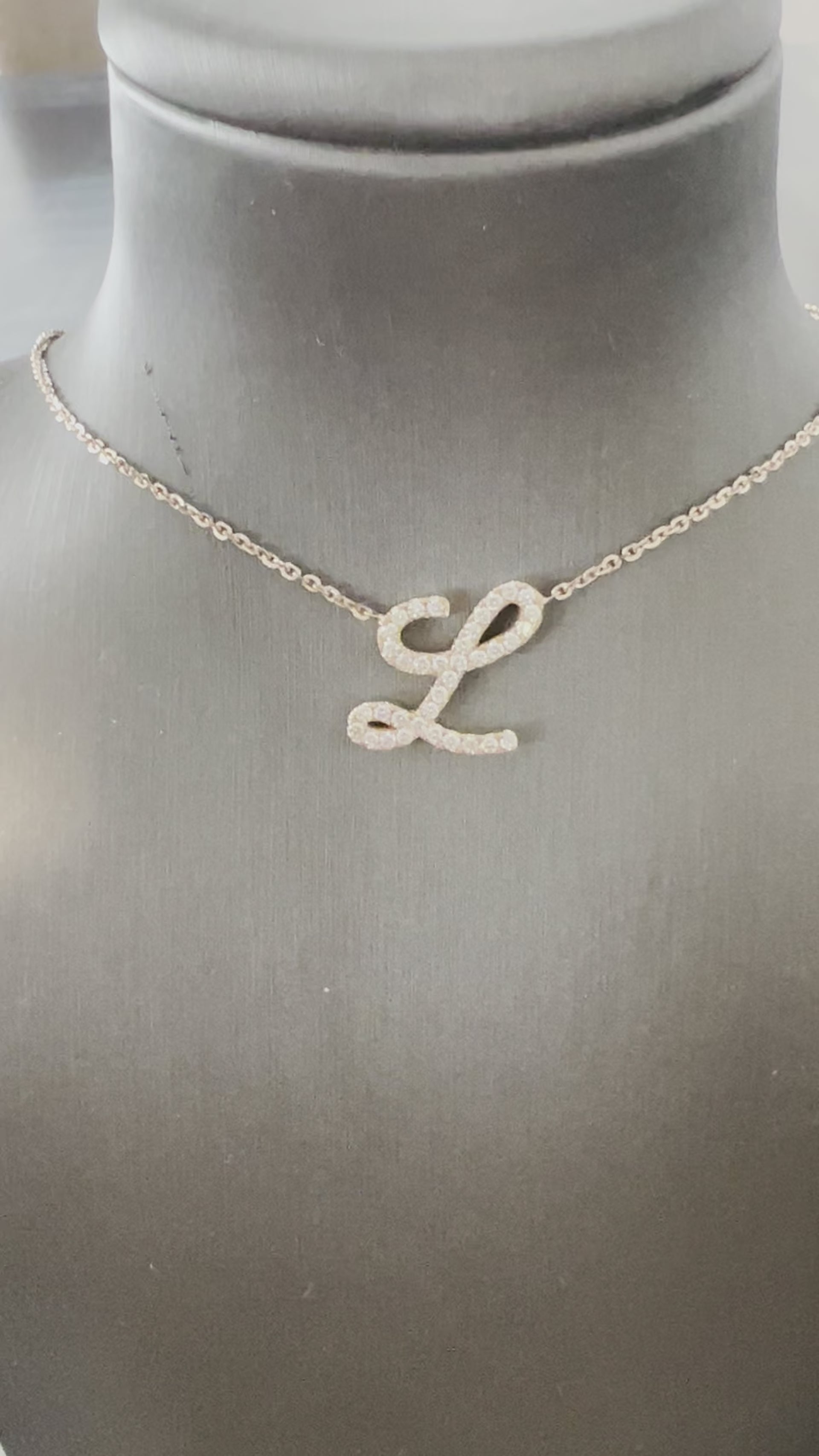 Collana con lettera grande in corsivo