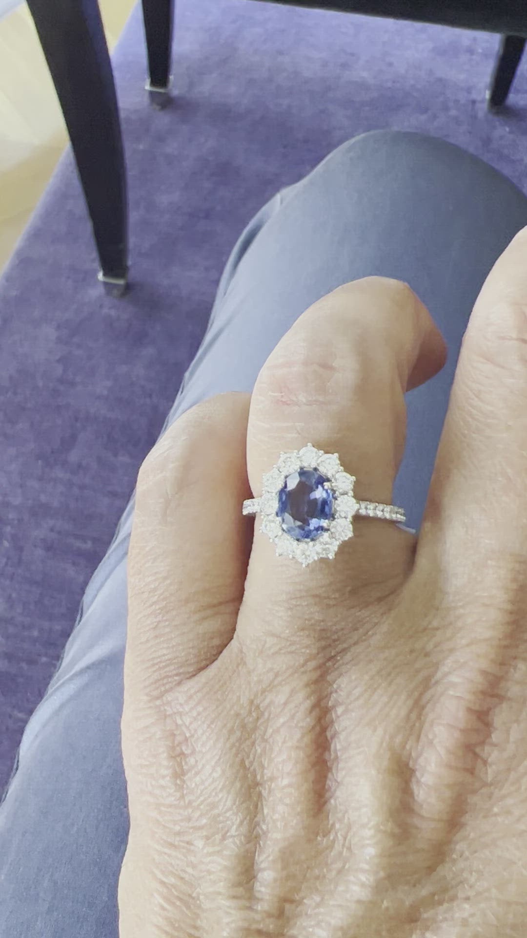 Anello con zaffiro blu