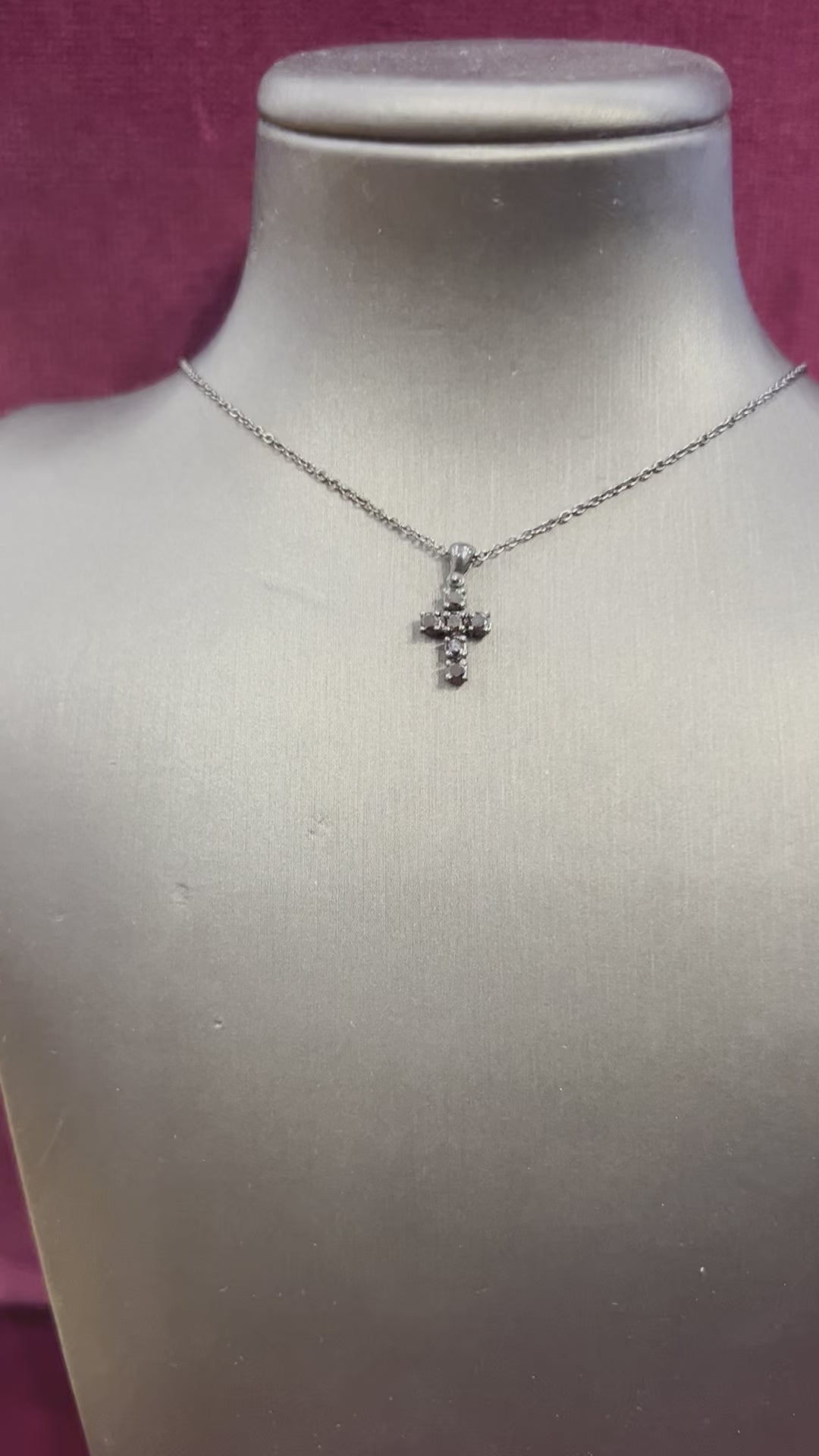 Collana con croce in brillanti neri