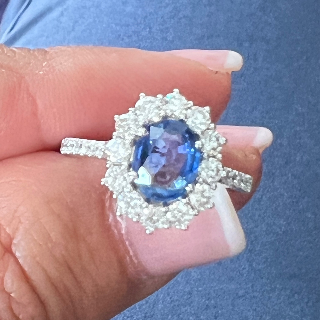Anello con zaffiro blu