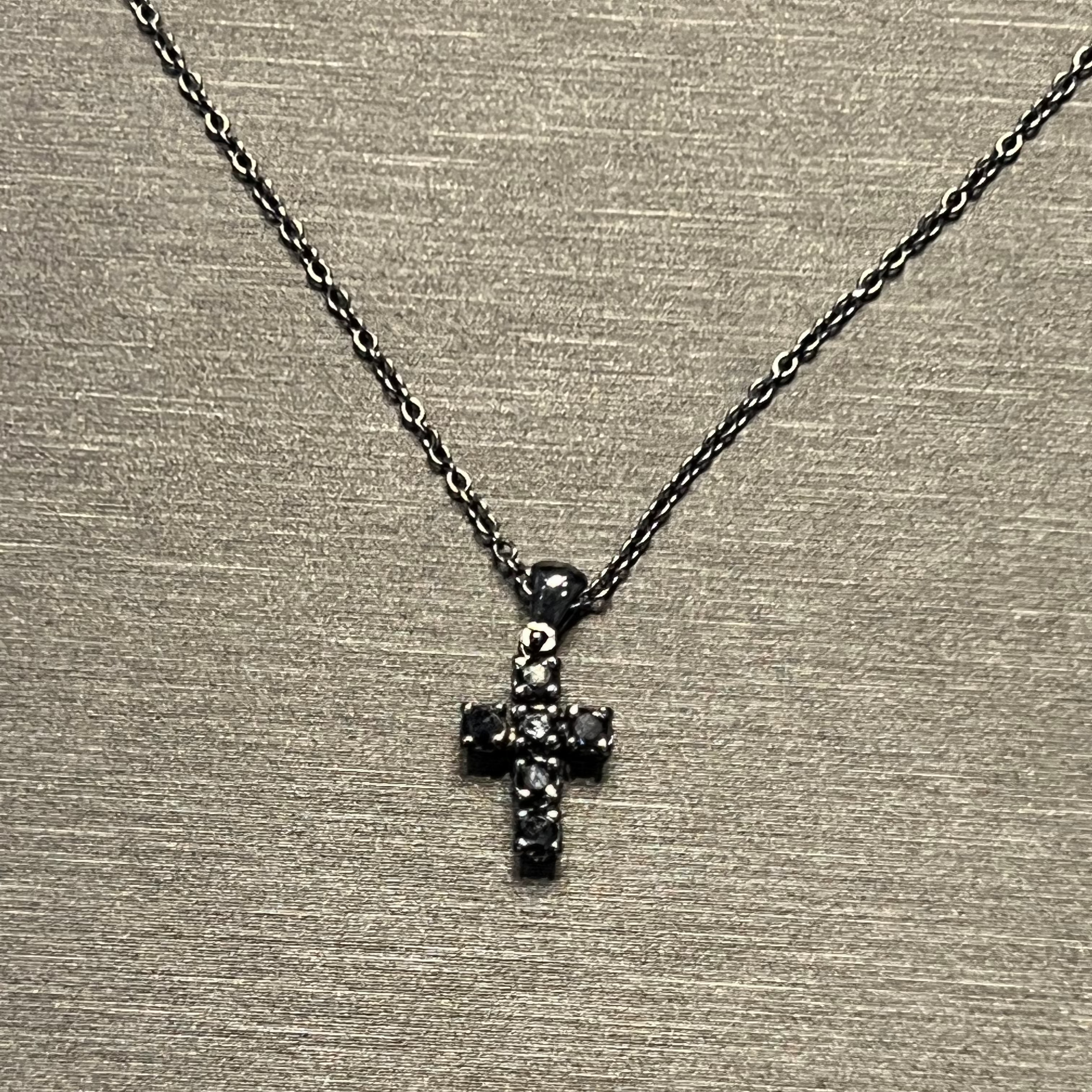 Collana con croce in brillanti neri