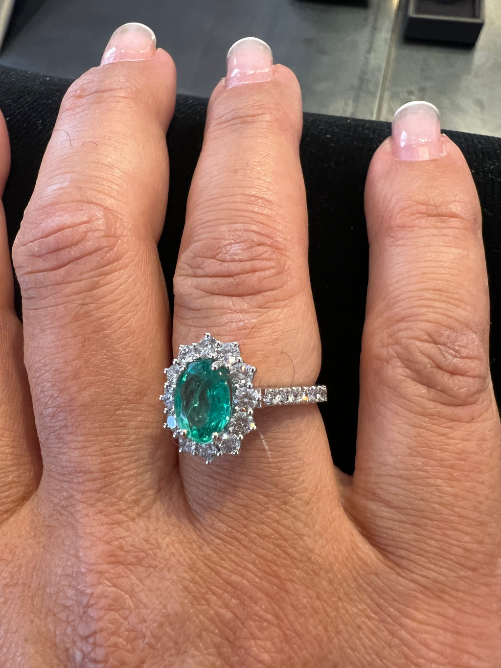 Anello con smeraldo ovale