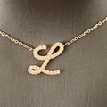 Collana con lettera grande in corsivo
