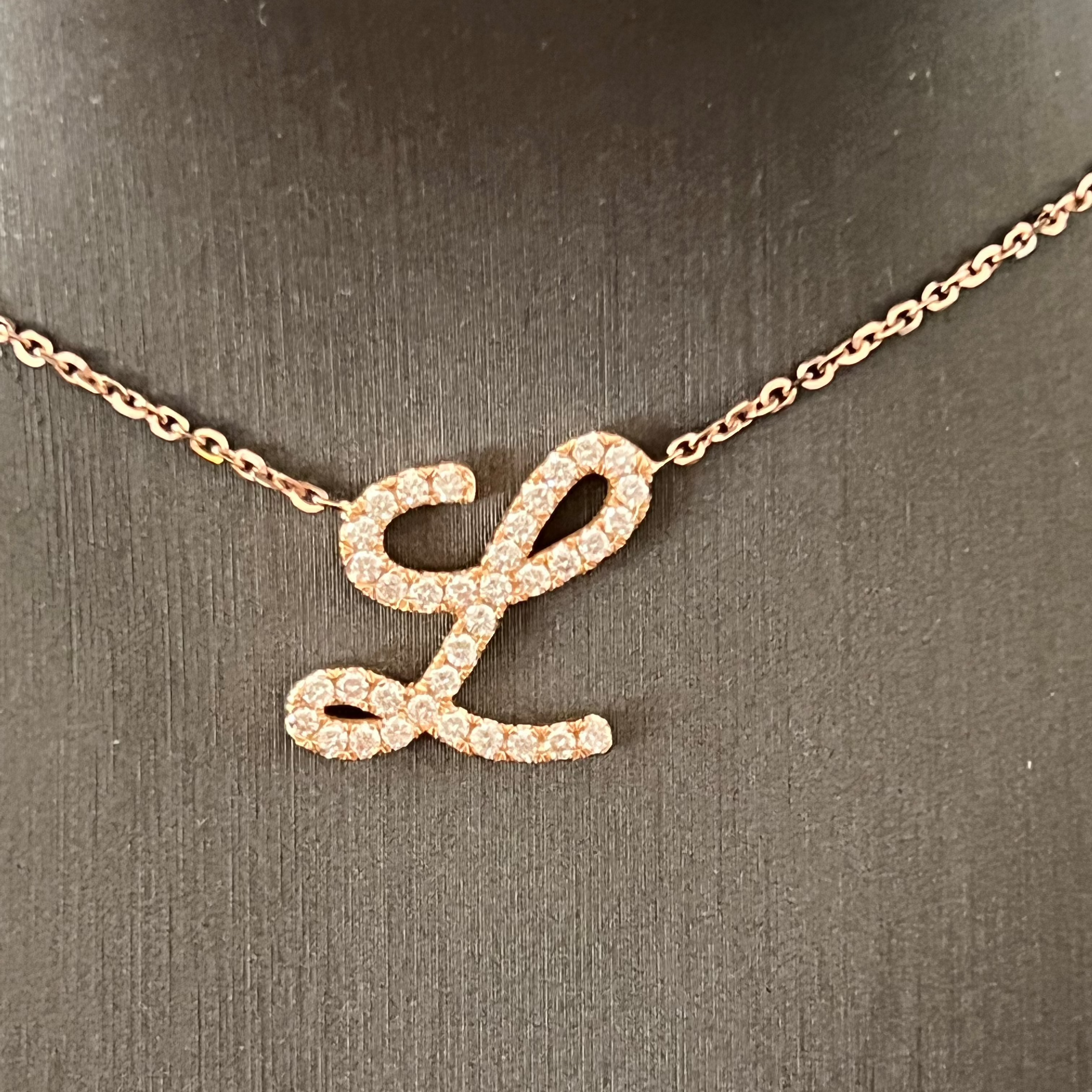 Collana con lettera grande in corsivo