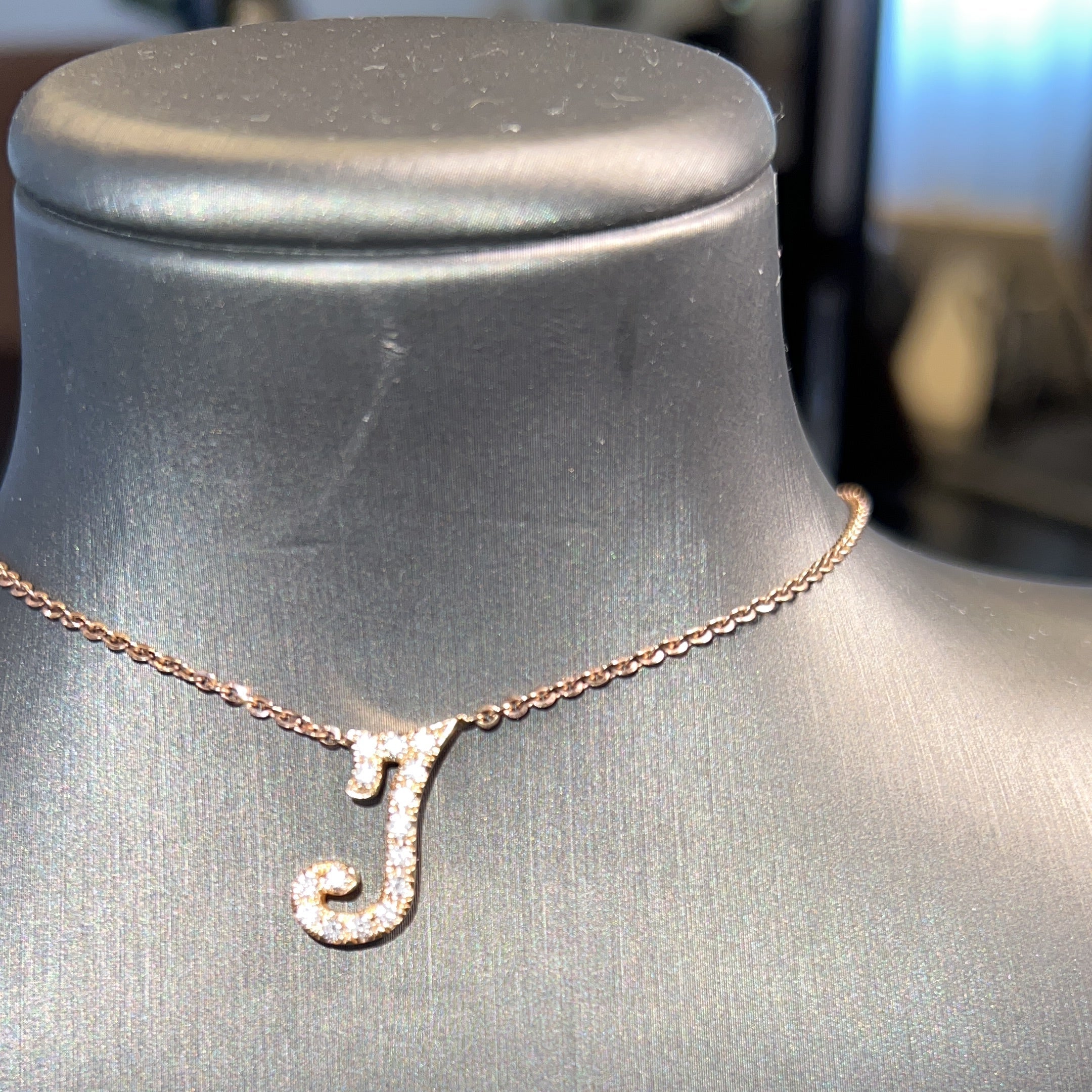 Collana con iniziale grande in corsivo